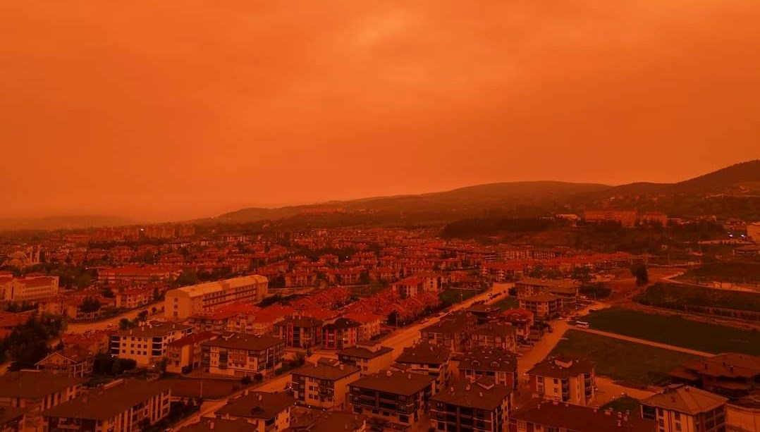 Bolu’da toz taşınımı etkisi: Gökyüzü kırmızıya büründü