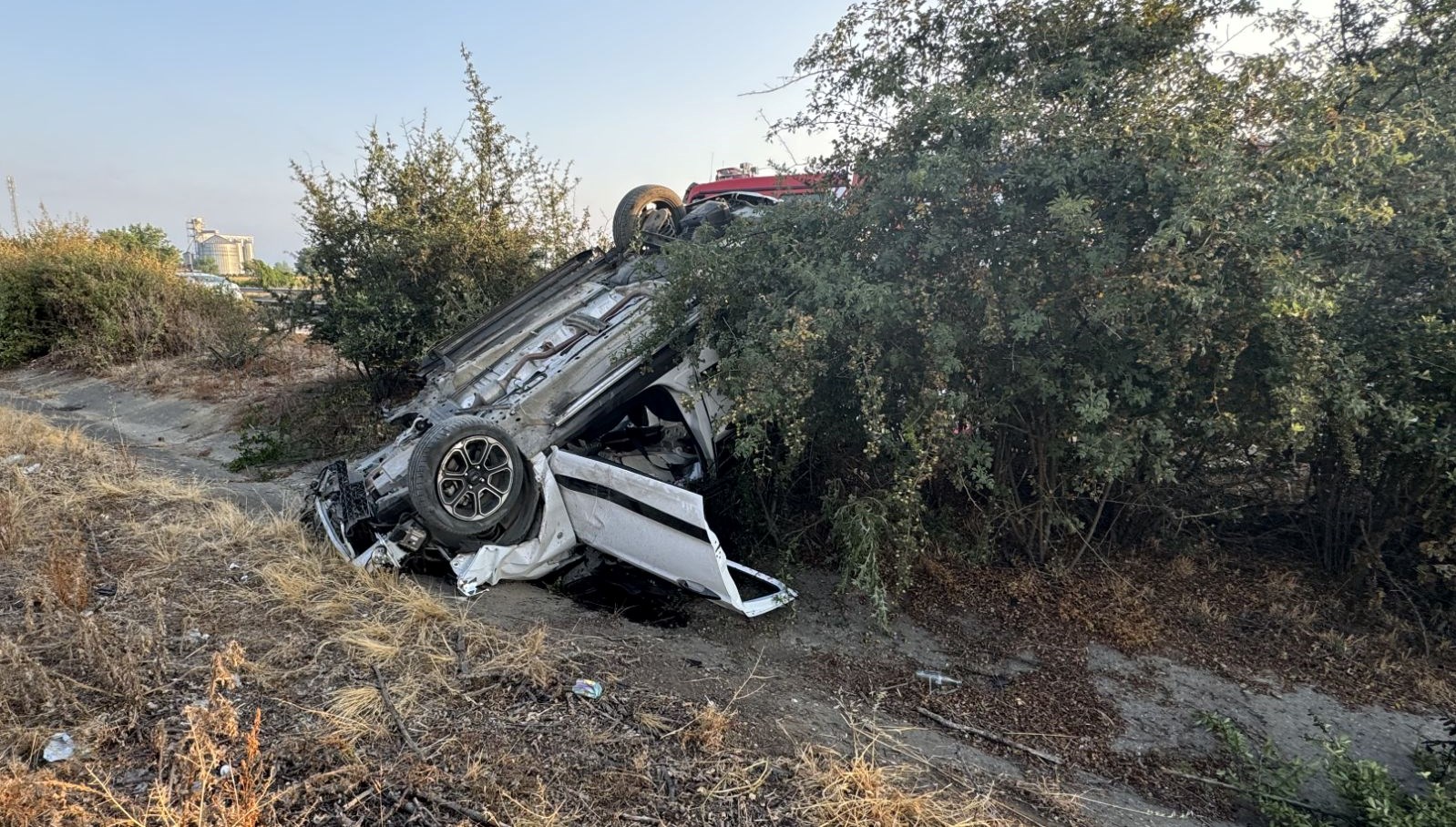 Anadolu Otoyolu’nda hafif ticari araç devrildi: 3 yaralı