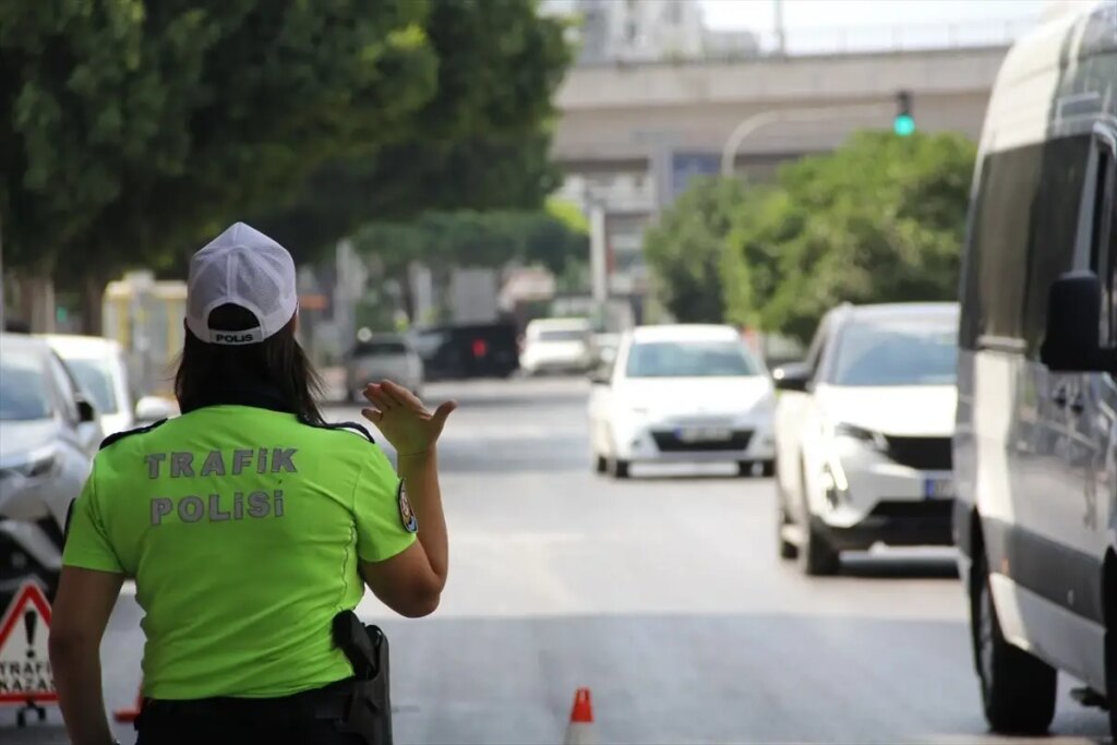 antalyada trafik denetimi 16 bin surucuye ceza 7FcLzx1n