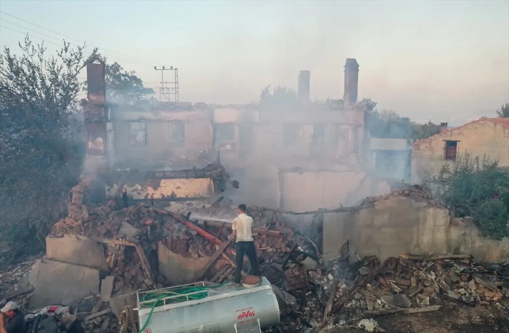 canakkalede yangin sondurme calismalari devam ediyor jjTFgFVO