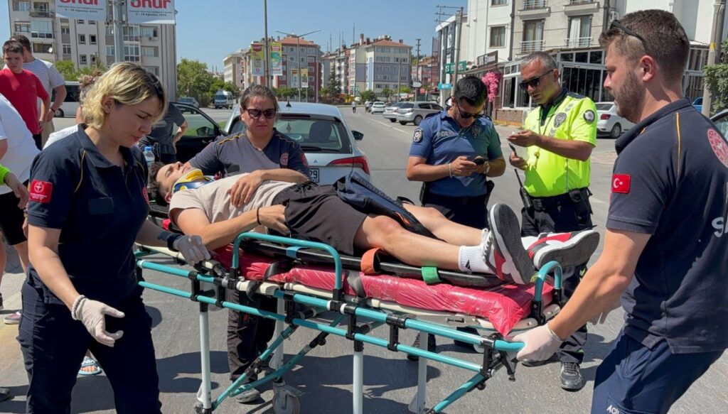 edirnede motosiklet yayaya yol veren otomobile carpti 1 yarali YmnlA8DM