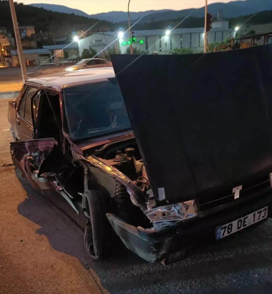 eskipazarda trafik kazasi 2 yarali QJeSZ7aF