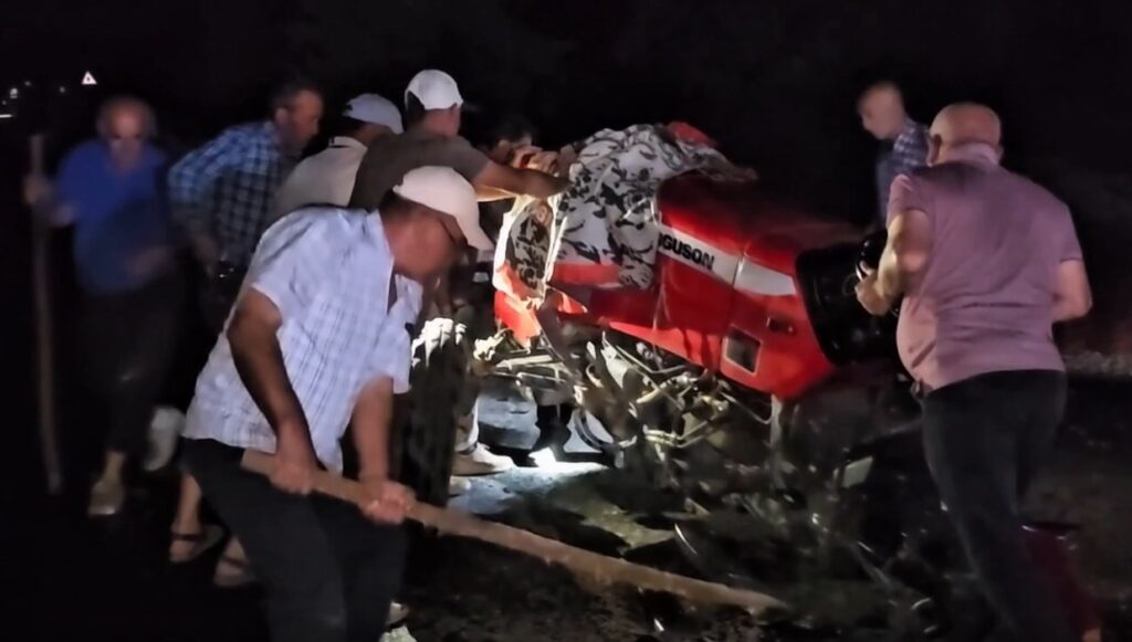kara yolunda feci kaza traktor ikiye ayrildi surucu olay yerinden kacti WPnGOuQt