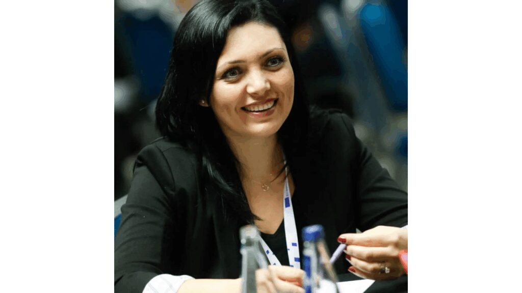 ogretim uyesi acikladi turizm sektorunde robotlar cagi basladi zNmALYMs