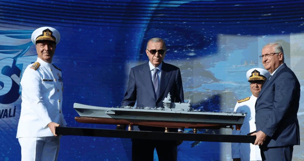 Sosyal medyada tartışma yaratan ‘masa taşıma’ görüntüleri: Bir ucundan Bakan Güler bir ucundan amiral tuttu