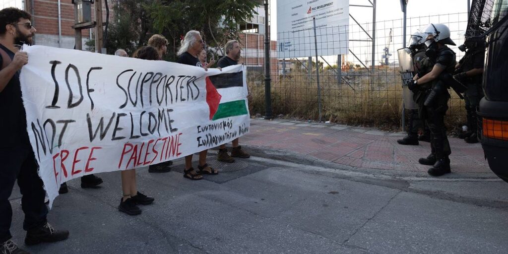 yunanistanda israil gemisine protesto polis saldirdi HdcdvJen
