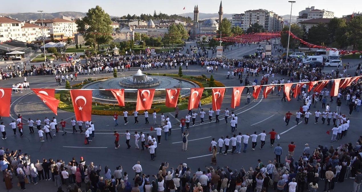 1058 kisiyle halaya durdular kUd3ZcjR