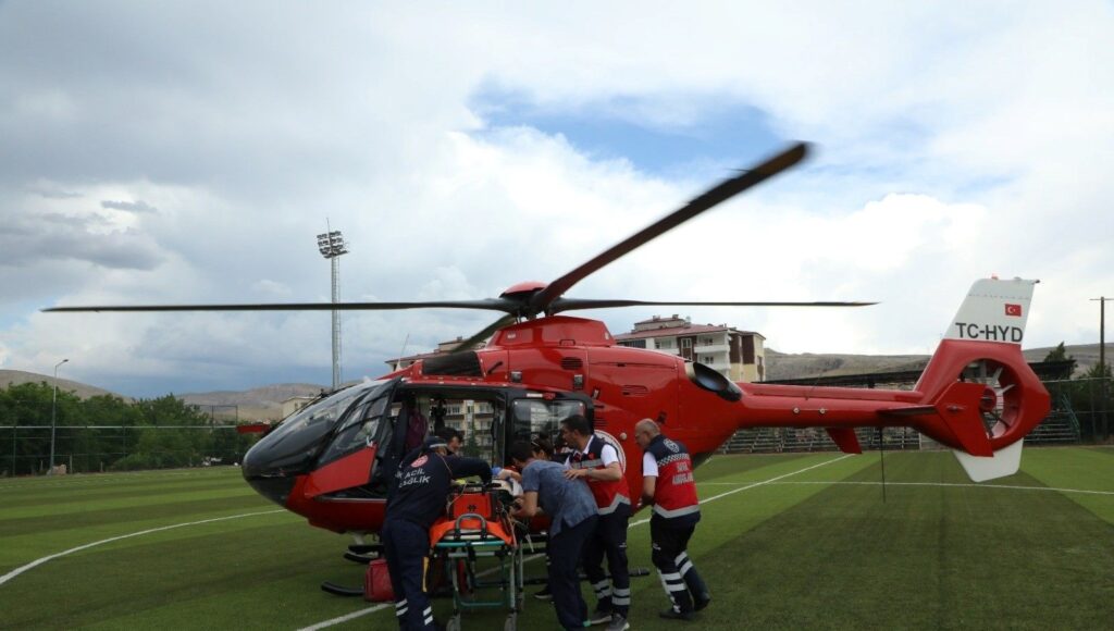 ambulans helikopter 72 yasindaki hasta icin havalandi CJ9tkzHs