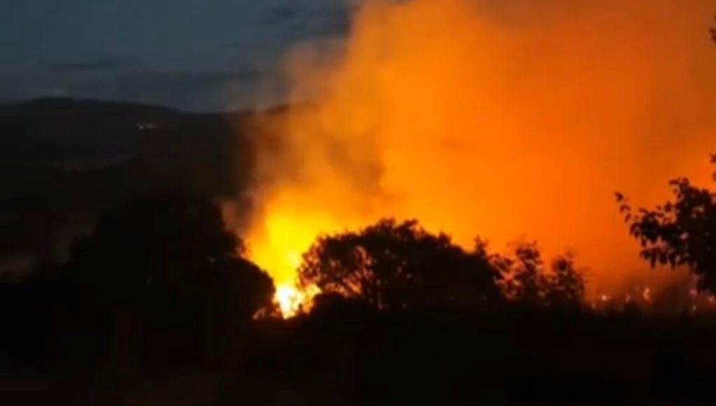 balikesirde yangin yol kenarinda basladi ormana sicradi HEdU7BiK