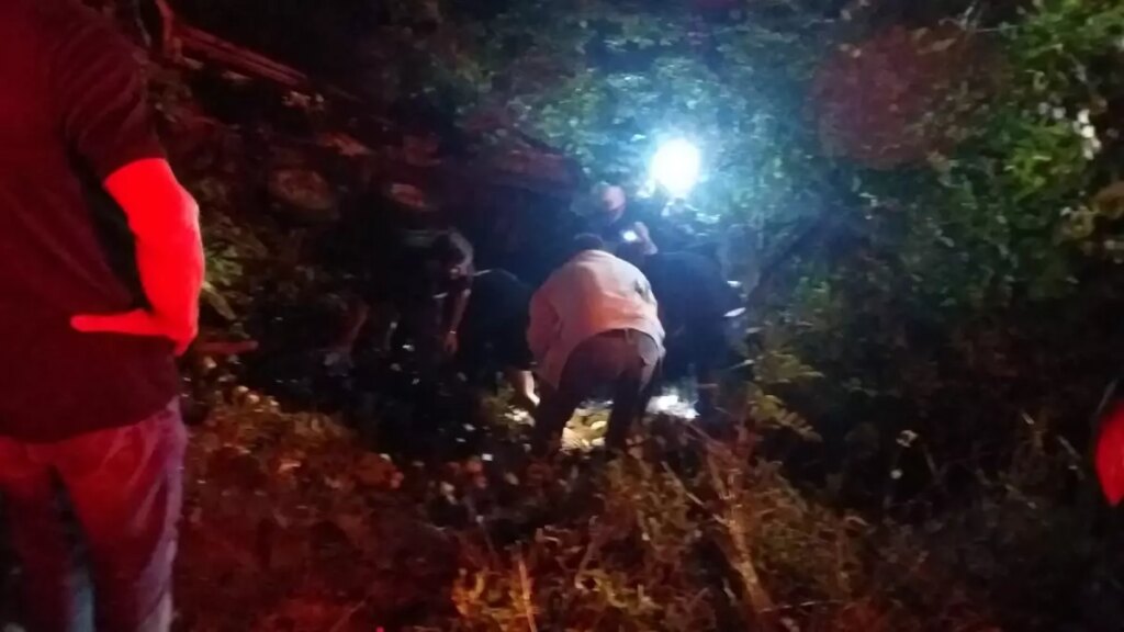 golcukte kamyon takla atti sofor agir yarali 4LOyzJMT