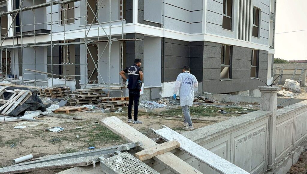 insaat iscisi boya yaparken 4 kattan duserek can verdi sLM8ac1u