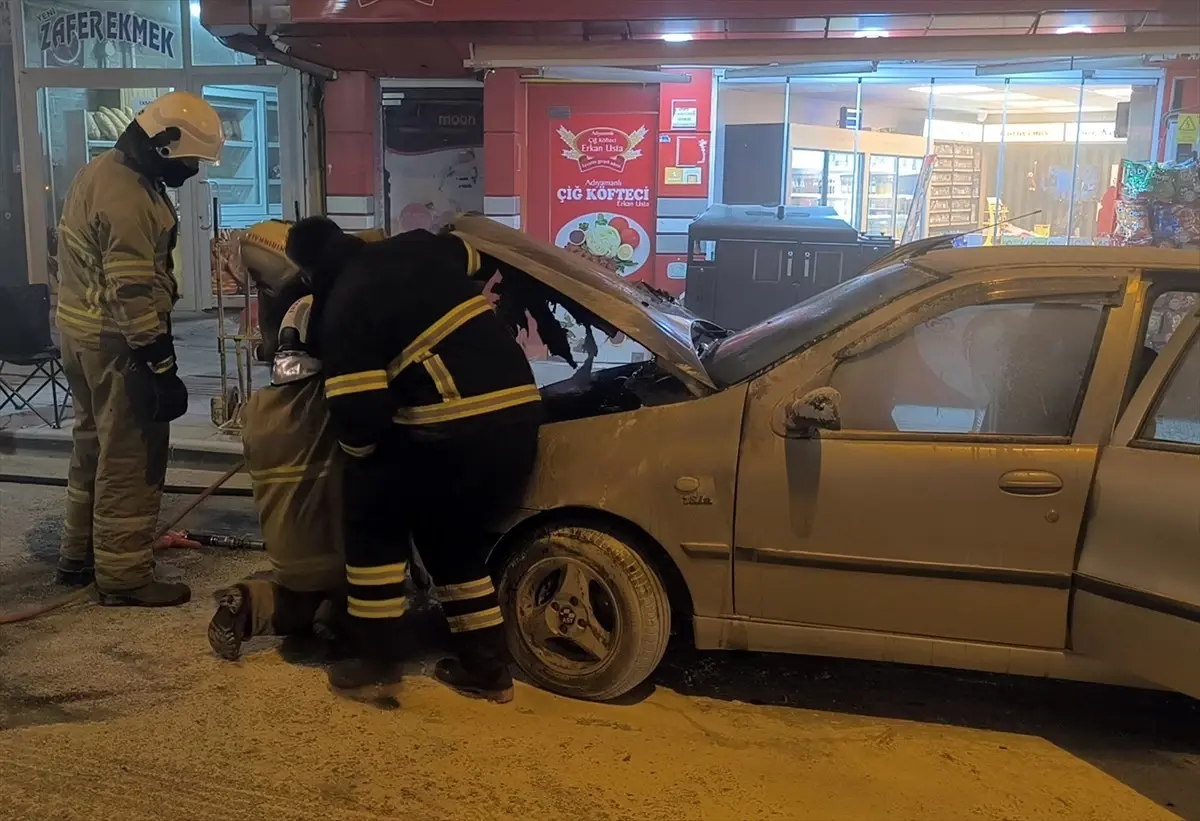 kirikkalede park halinde otomobil yangini QYyDRE6u