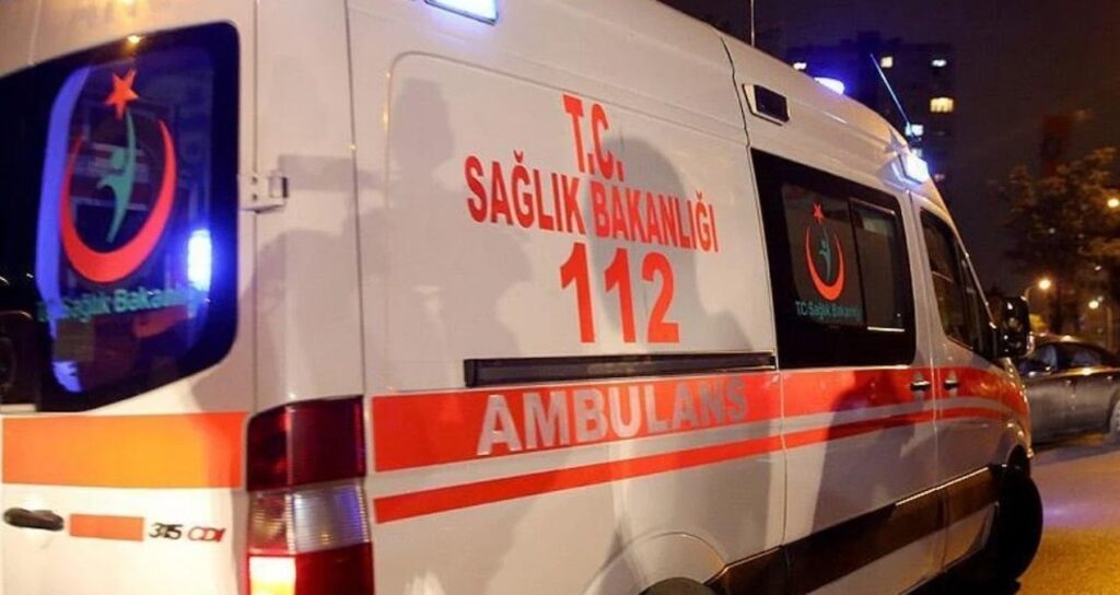 parkta bicakli kavga 2 kisi hastaneye kaldirildi jJniVa7S