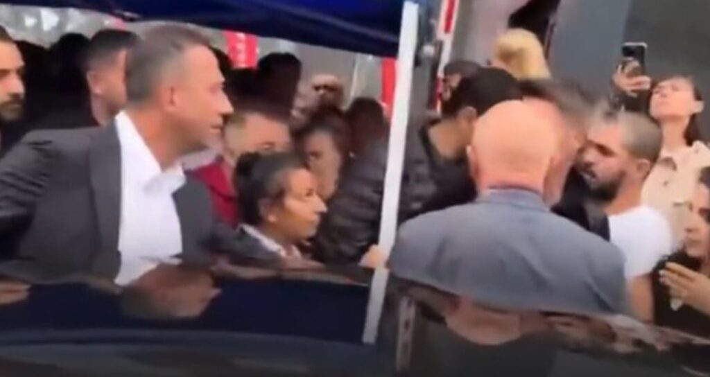 sabaha kadar nobet tutan chpli vekiller kalabaliga karisan sivil polisleri tek tek tespit etti 1fCVzXJt