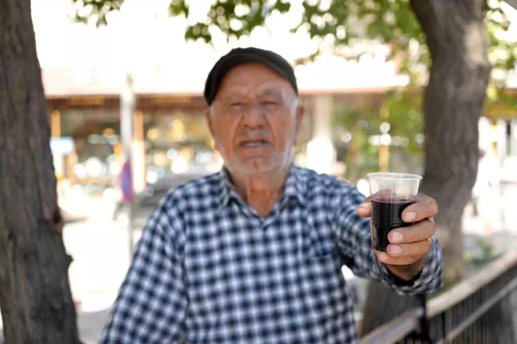 86 yasindaki usta 40 yildir dogal karadut suyu satiyor Jt7IXfJx.jpg