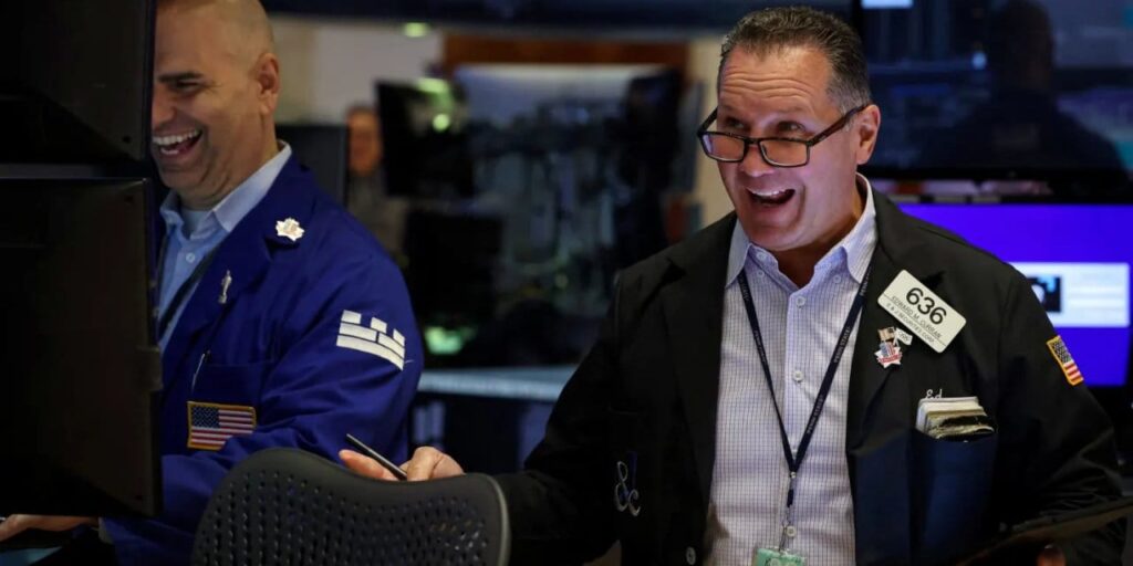 dow jones endeksi yeni bir rekor kirdi coca cola 3m ve gm hisseleri wall streeti yukari tasidi hi9c3RDV.jpg