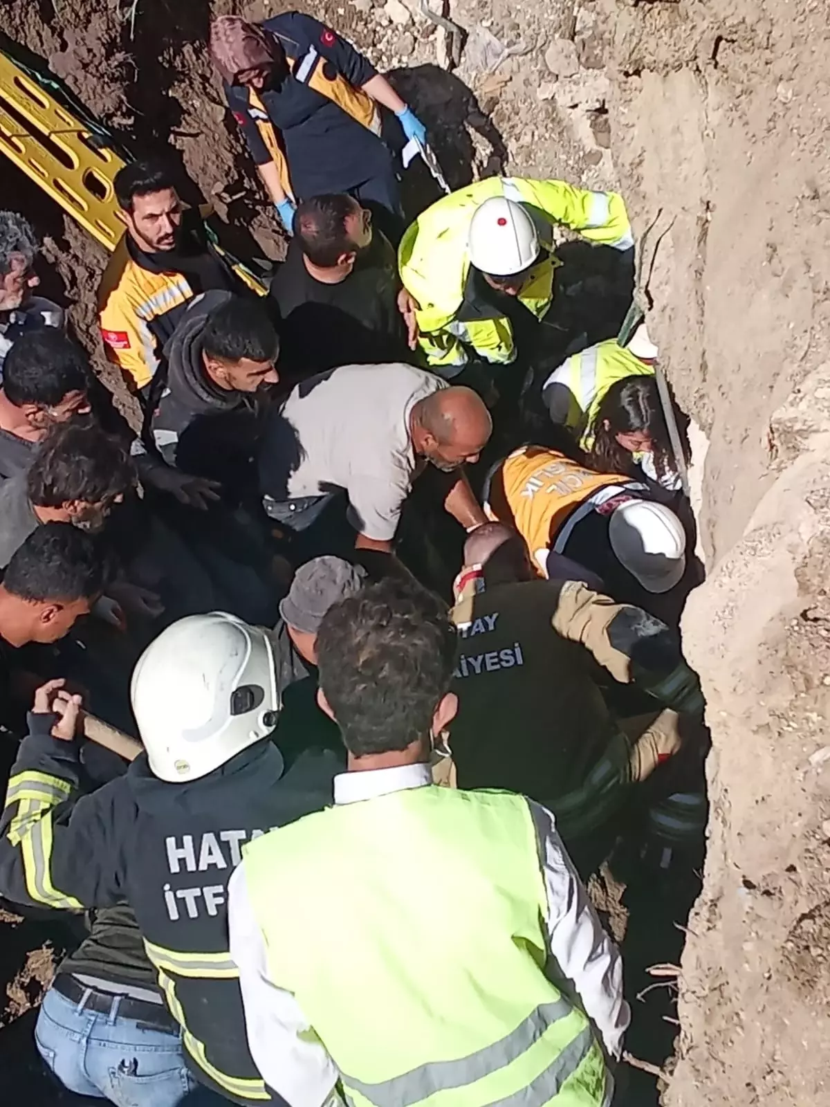 hatayda isci toprak kaymasinda yaralandi YEgesqA8.jpg