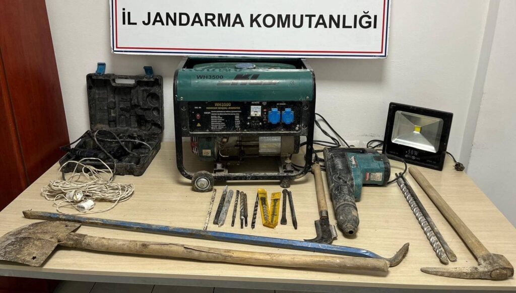 karabukte 4 kisi kacak kazi yaparken yakalandi RArSv8Bh.jpg