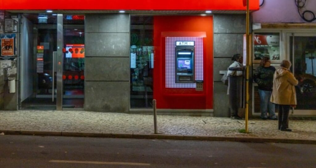 koklu banka 76 subesini tek tek kapatiyor RaXXkSNk.jpg