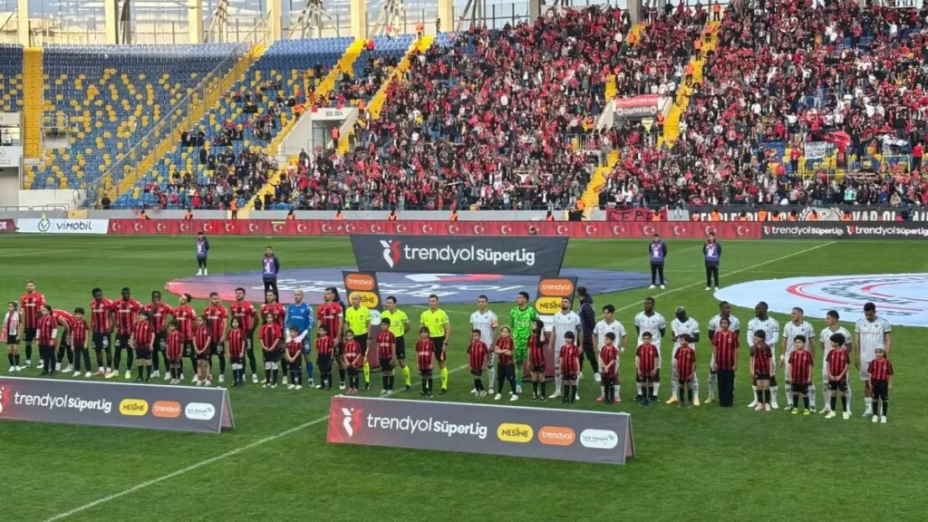 Konyaspor Maçında Cumhuriyet Coşkusu ve Gazze Mesajı