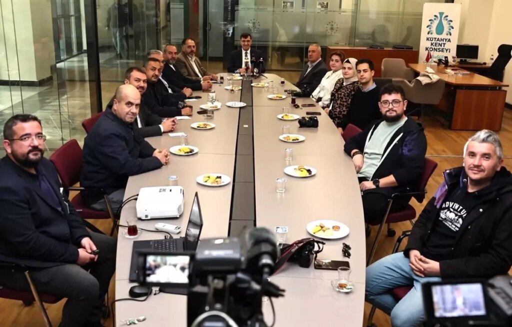 kutahya belediye baskani kahveci basin halkin gozu kulagi sesidir tqe9ItI3.jpg