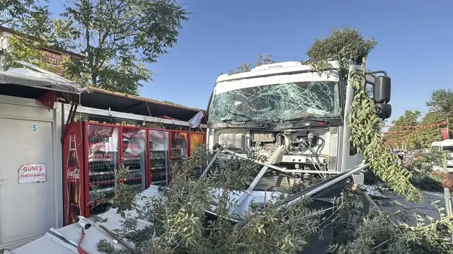 malatyada feci kaza freni arizalanan kamyon 7 konteyner is yerine carpti 3mPuVKNG