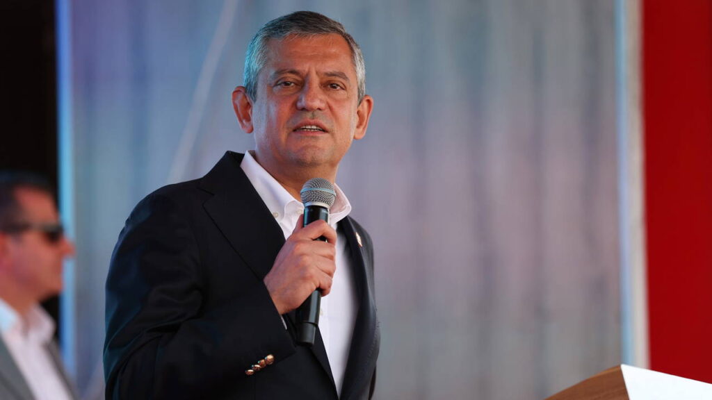 ozgur ozelden cumhuriyet bayrami telefonu eski chp genel baskanlarini ve ahmet necdet sezeri aradi DjJxMnjK.jpg