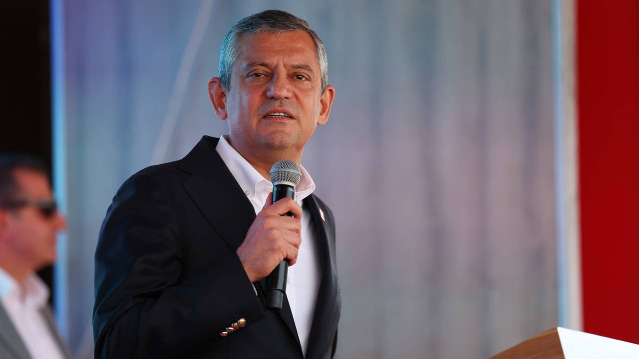 ozgur ozelden cumhuriyet bayrami telefonu eski chp genel baskanlarini ve ahmet necdet sezeri aradi DjJxMnjK.jpg