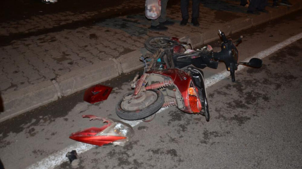 samsunda otomobilin carptigi elektrikli bisikletteki cocuk oldu l7L1P5kp.jpg