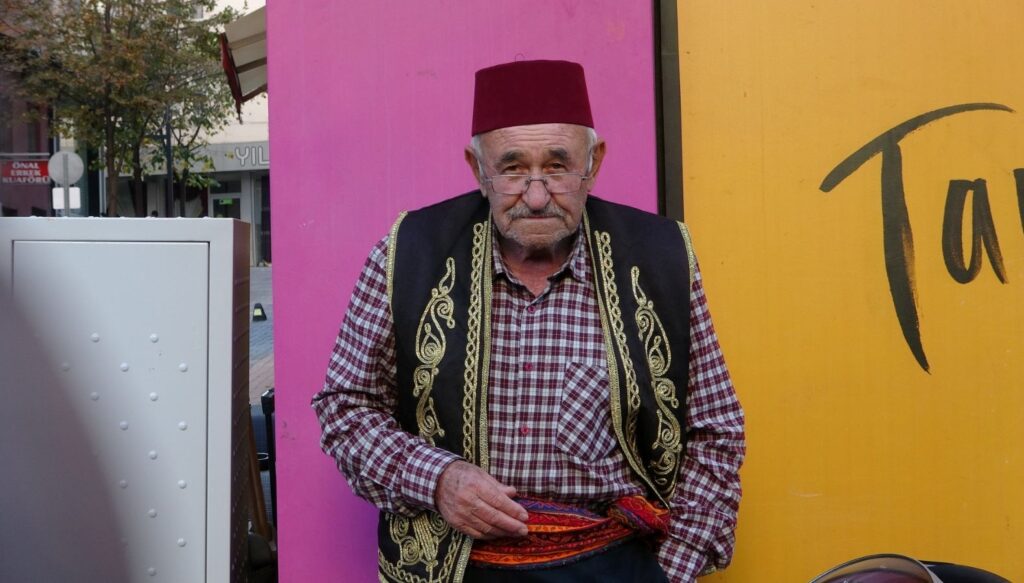 11 yasindan bu yana sokaklarda alin teriyle ornek oluyor wMgXaPC9.jpg