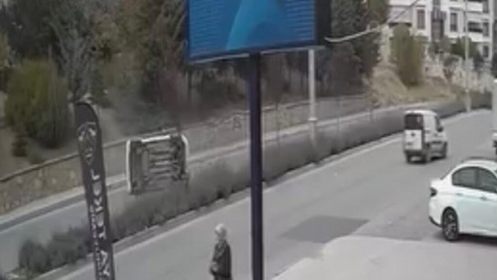 elazigda kontrolden cikan arac yan yatti 4sXkGZ13.jpg