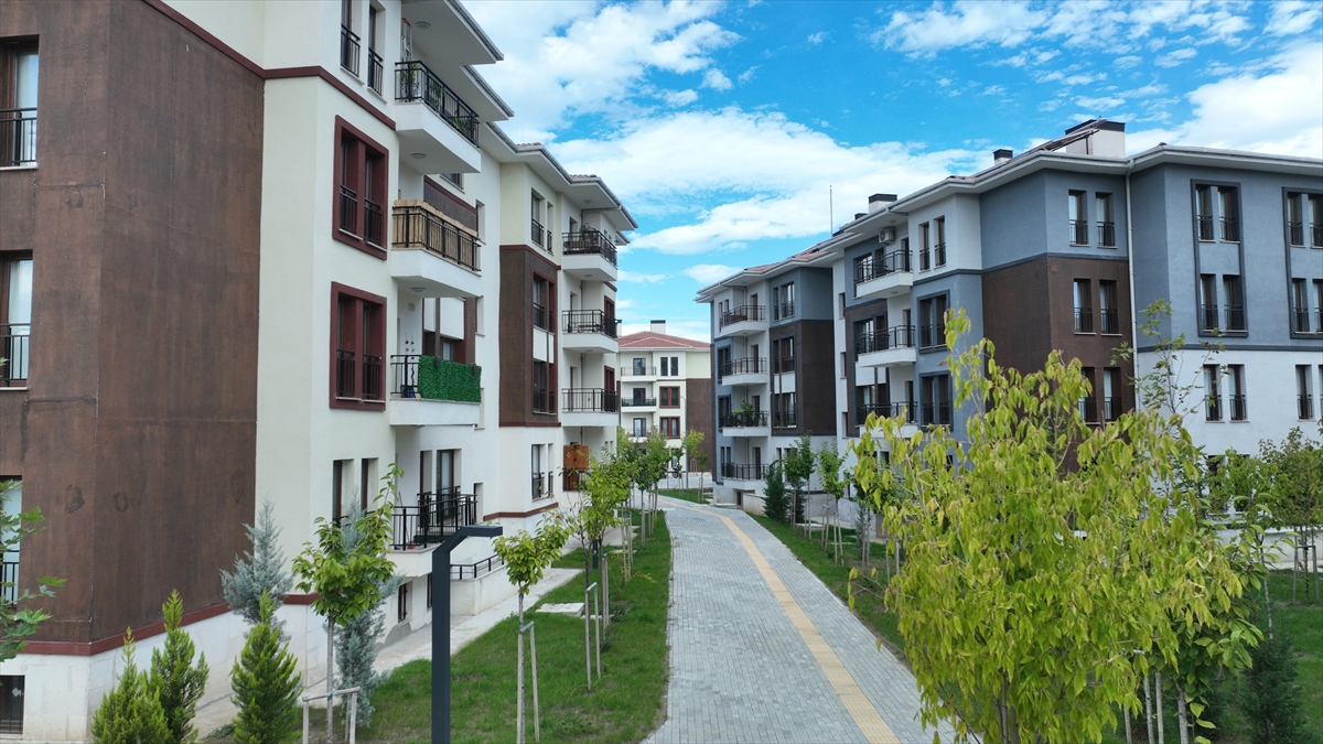 murat kurum toki ile duzcede yuvalarina kavusan hak sahiplerini paylasti bszyntKa.jpg