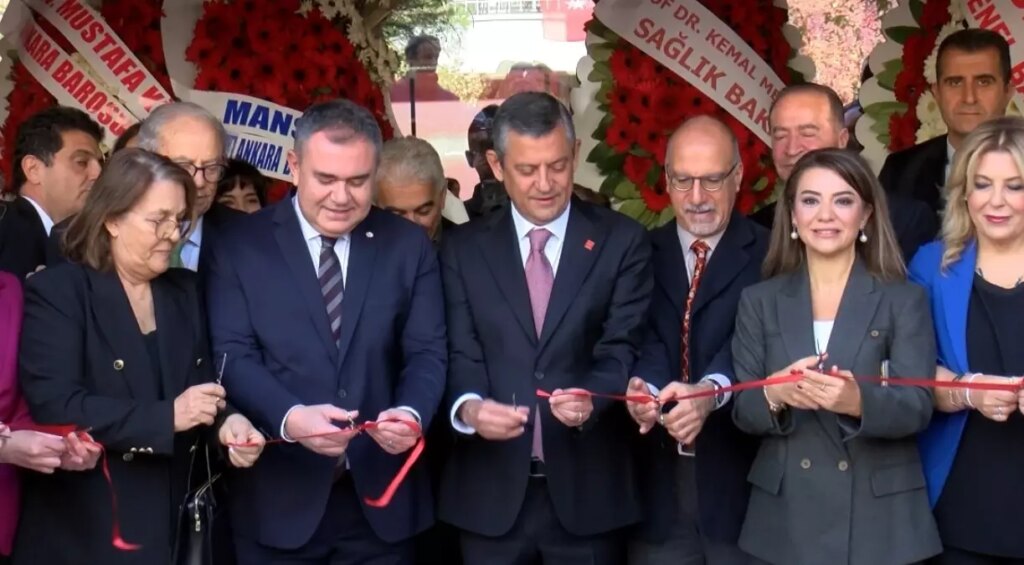 ozgur ozel eczacilik muzesinin acilisini yapti e1ERrUqx.jpg