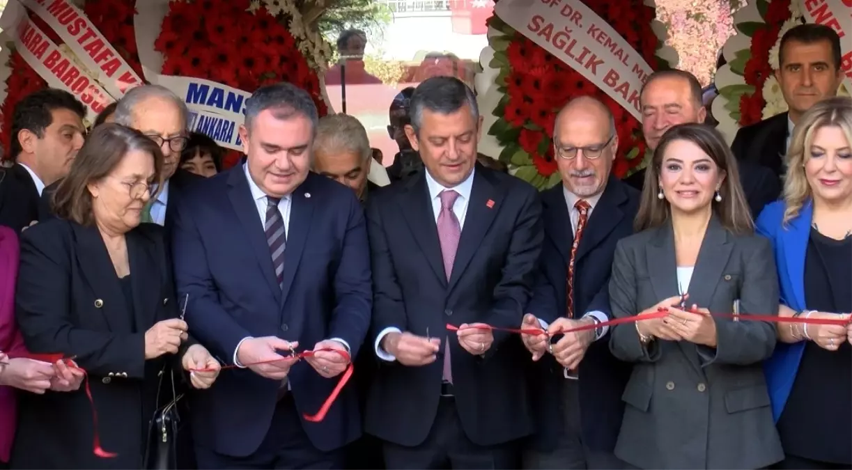 ozgur ozel eczacilik muzesinin acilisini yapti e1ERrUqx.jpg