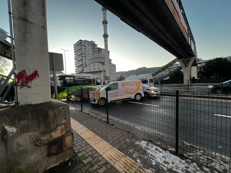 5-arac-birbirine-girdi-yol-trafige-kapandi-86D4j33i.jpg