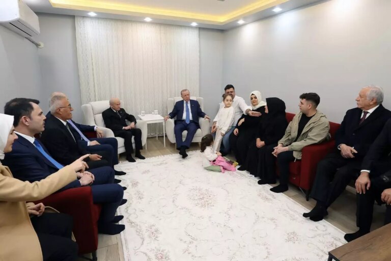 cumhurbaskani-erdogan-ile-mhp-lideri-bahceli-depremzede-aileyi-yeni-yuvasinda-ziyaret-etti-NRYslY1t.jpg