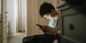 ekran-kullanimi-iskelet-sistemini-tehdit-ediyor-ilkokul-cagindaki-cocuklarda-fitik-alarmi-zjXyrDg9