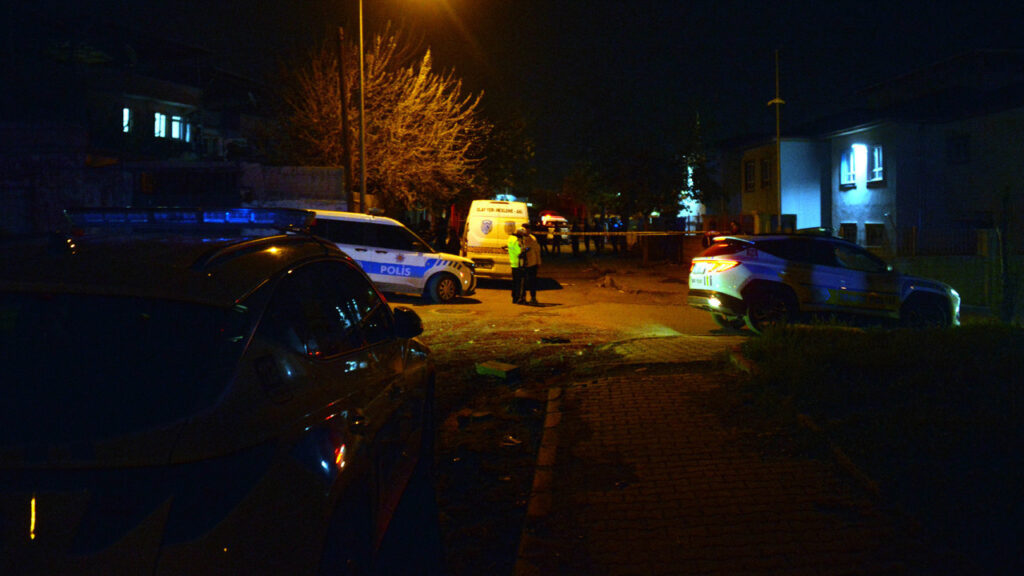 kahramanmarasta-kanli-gece-iki-aile-birbirine-girdi-7-yarali-6ReBX6mP