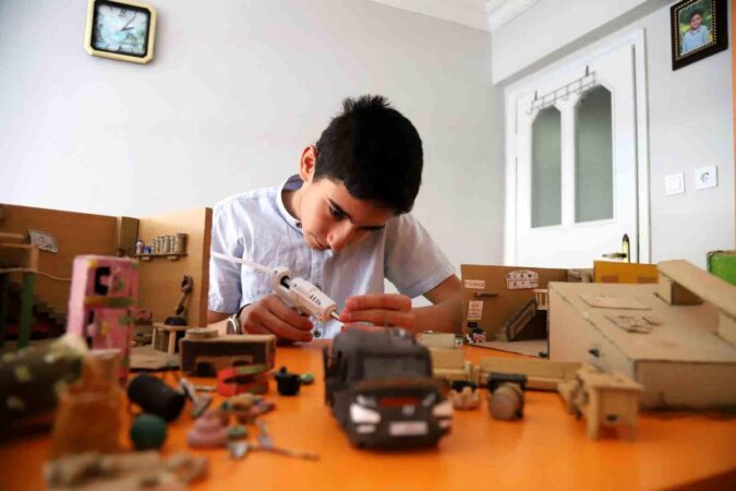 14 Yaşındaki Gökay: Atık Malzemelerle Minyatür Sanatına Hayat Veriyor